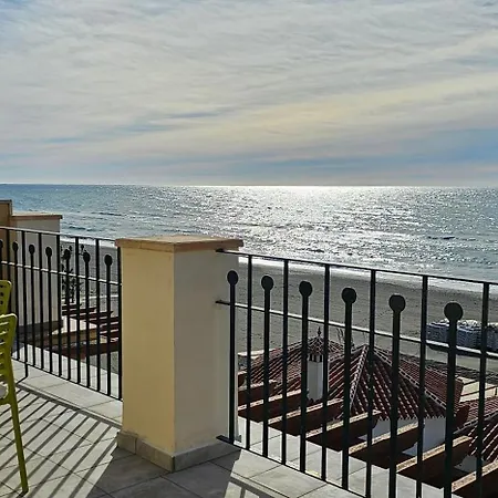 Euromar Beachfront & Parking Apartment